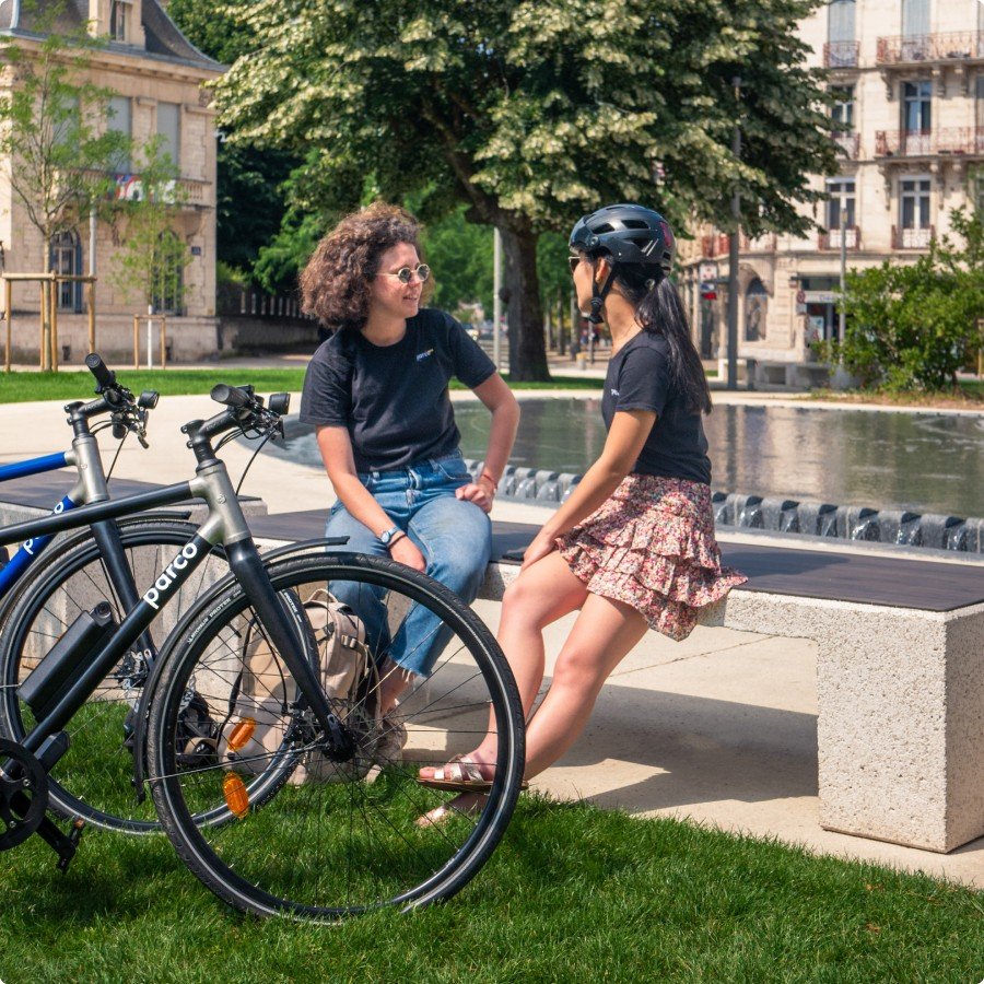 deux femmes discutent