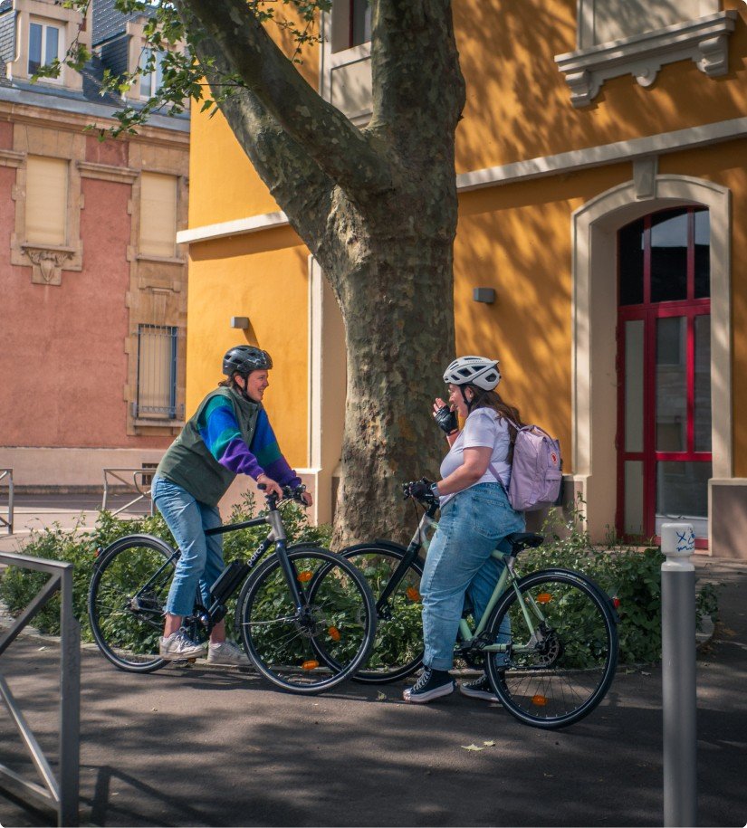 deux femmes sur leurs vélos