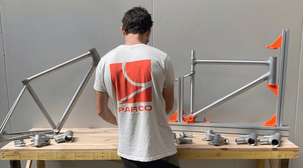Assemblage d’un cadre de vélo Parco en aluminium, conçu et fabriqué en France, avec manchons emmanchés-collés